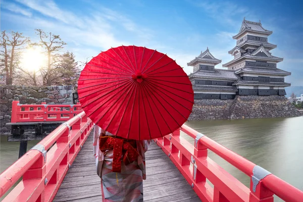 Castello Giapponese Tokyo Con Fiori Ciliegio Viaggiatore Donna Kimono Abito — Foto Stock