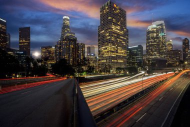 Los Angeles 'ta gece vakti karayolu ve karayolu ile şehir manzarası, LA şehri, ABD, Amerika Birleşik Devletleri