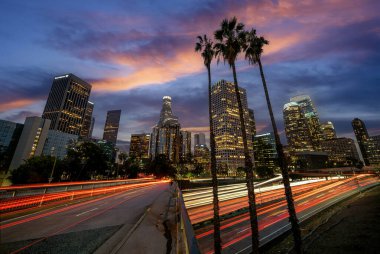 Los Angeles 'ta gece vakti karayolu ve karayolu ile şehir manzarası, LA şehri, ABD, Amerika Birleşik Devletleri