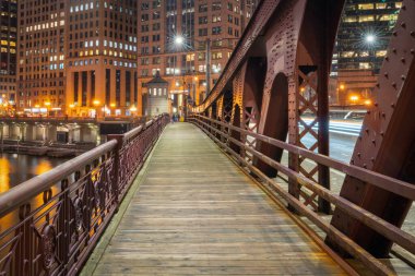 Chicago Şehir Merkezi. Gün batımında Chicago şehir merkezindeki nehir manzarası.