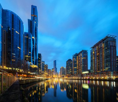 Chicago Şehir Merkezi. Gün batımında Chicago şehir merkezindeki nehir manzarası.
