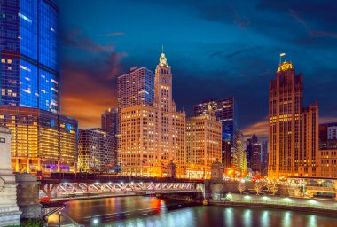 Chicago Riverwalk 'un Michigan nehri üzerindeki Dusable köprüsündeki şehir manzarası, Chicago City, ABD