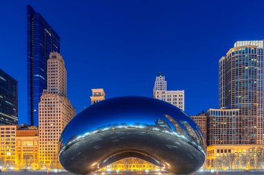 Şikago, IlLINOIS / ABD-8 Nisan 2023: ABD 'de Millennium Park, Chicago, Illinois, ABD' deki Bulut Kapısı veya Fasulye 'nin sabah görüntüsü