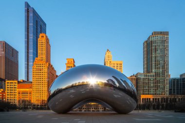 Şikago, IlLINOIS, ABD, 8 Nisan 2023: Bulut Kapısı 'nın görüntüsü veya The Bean in Millennium Park, Chicago, Illinois, ABD