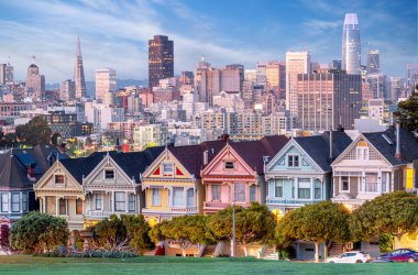 Alamo Meydanı - San Francisco, Kaliforniya, ABD 'deki Boyalı Bayanlar Viktorya Evi sıraları