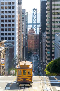 Kaliforniya Caddesi 'ndeki San Francisco Cable Car Tramvayı. Şehir ve köprü geçmişi, ABD.