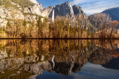 Yosemite Ulusal Parkı 'nın şelale ve günbatımı manzaralı panorama fotoğrafı, Yosemite Valley, ABD