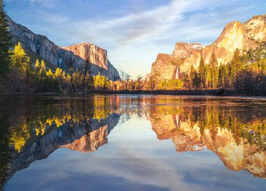 Yosemite Ulusal Parkı 'nın şelale ve günbatımı manzaralı panorama fotoğrafı, Yosemite Valley, ABD