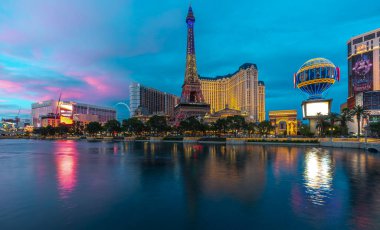 Las Vegas City için panorama fotoğrafı. 12 Nisan 2022 'de Las Vegas, Nevada, ABD' de Eyfel heykelleri ile birlikte.