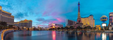Las Vegas City için panorama fotoğrafı. 12 Nisan 2022 'de Las Vegas, Nevada, ABD' de Eyfel heykelleri ile birlikte.