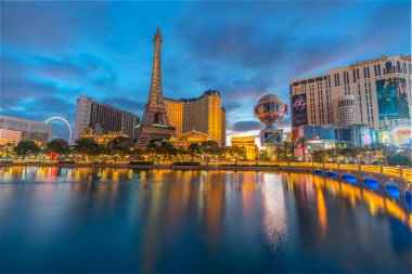 Las Vegas Cityscape için panorama fotoğrafı ve 12 Nisan 2022 'de Las Vegas, Nevada, ABD' de fıskiye gösterisi.