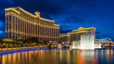 Las Vegas Cityscape için panorama fotoğrafı ve 12 Nisan 2022 'de Las Vegas, Nevada, ABD' de fıskiye gösterisi.