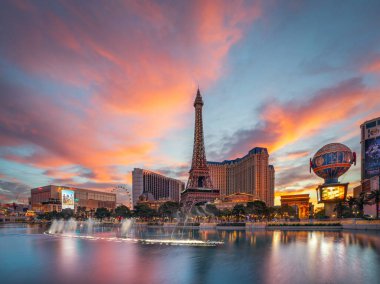Las Vegas City için panorama fotoğrafı. 12 Nisan 2022 'de Las Vegas, Nevada, ABD' de Eyfel heykelleri ile birlikte.