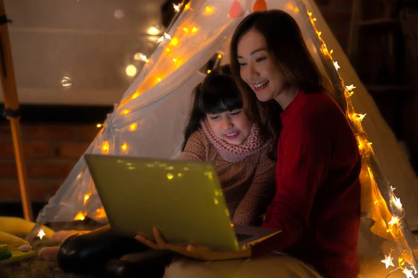 Asiatische Mutter Und Tochter Entspannen Sich Mit Zelt Und Licht — Stockfoto