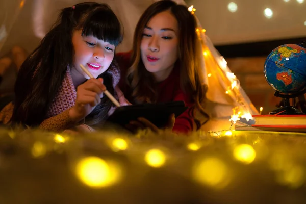 Asyalı Anne Kızı Yatak Odalarında Çadır Işıkla Rahatlar Gece Evde — Stok fotoğraf