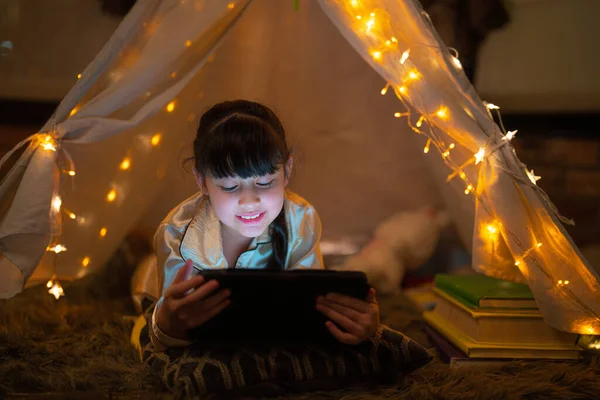 Азиатская Мать Дочь Отдыхают Палаткой Светом Своей Спальне Читают Чайник — стоковое фото