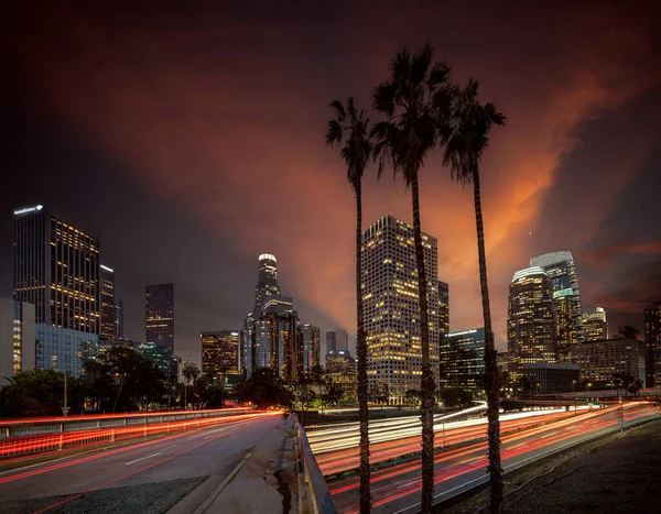 Los Angeles 'ta gece vakti karayolu ve karayolu ile şehir manzarası, LA şehri, ABD, Amerika Birleşik Devletleri