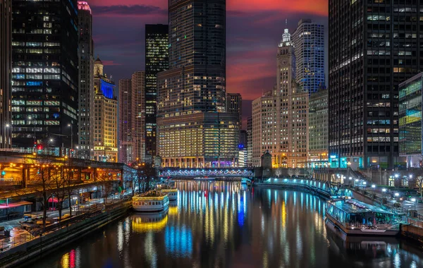 Chicago Şehir Merkezi Gün Batımında Chicago Şehir Merkezindeki Nehir Manzarası — Stok fotoğraf