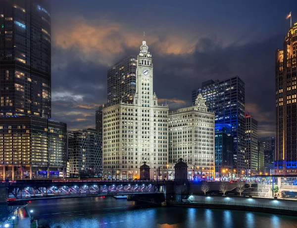 Chicago Şehir Merkezi Gün Batımında Chicago Şehir Merkezindeki Nehir Manzarası — Stok fotoğraf