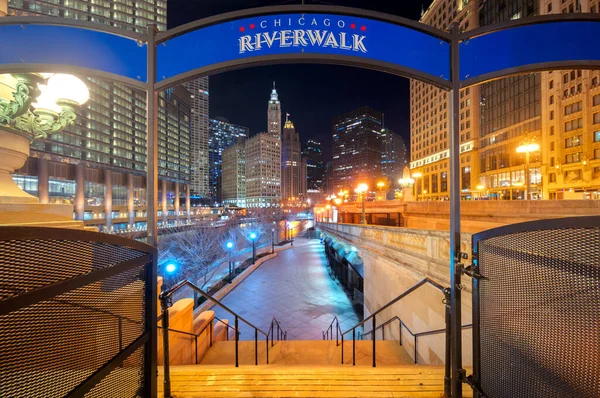 Tabuleta Chicago Riverwalk Sinal Crepúsculo Com Fundo Cidade Chicago — Fotografia de Stock