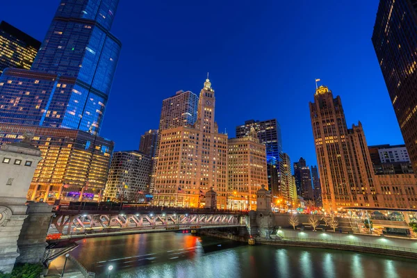2023年4月7日在美国芝加哥市密歇根河上的Dusable桥上 芝加哥河畔的城市景观 — 图库照片