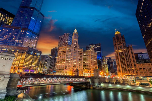 美国芝加哥市密歇根河上的Dusable桥上的芝加哥河畔城市景观 — 图库照片