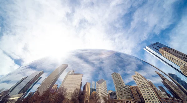 Spiegelbild Des Gebäudes Und Der Stadt Chicago Mit Blauem Himmel — Stockfoto