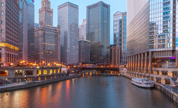 美国芝加哥市密歇根河上的Dusable桥上的芝加哥河畔城市景观 — 图库照片