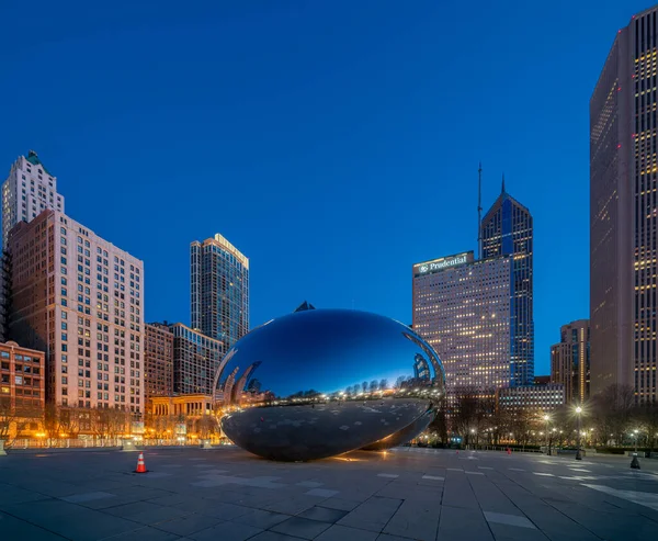 シカゴ イリノイ州 2023年4月8日 米国イリノイ州ミレニアムパークでの朝の雲門または豆の画像 — ストック写真