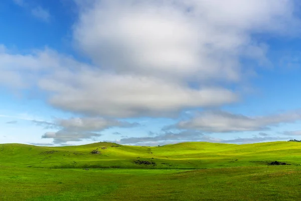 Paisaje Pradera Verde Pequeña Montaña Con Cielo Azul — Foto de Stock