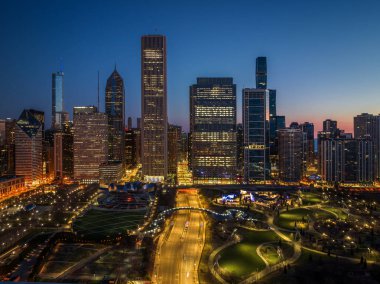 Chicago Riverwalk 'un Michigan nehri üzerindeki Dusable köprüsündeki şehir manzarası, Chicago City, ABD