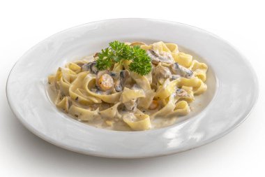 Beyaz tabağa mantar soslu spagetti. İslenmiş beyaz arka plan. Restoranda yemek menüsü yapmak için kesilmiş nesne.