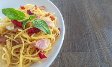 Spagetti aglio e olio, biberli makarna, sarımsak ve pastırma beyaz tabakta.