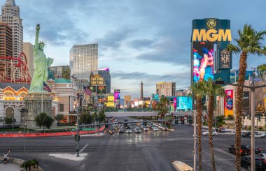 Las Vegas, ABD - 12Apr2022: New York-New York Oteli & Kumarhanesi New York City 'yi canlandırmak için tasarlanmış bir tatil beldesi.