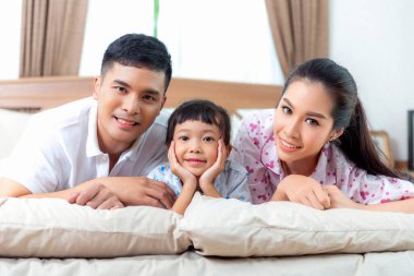 Sevimli bebek bebek yatakta oyuncak ayı kucaklaşması sırasında uyuyor, genç güzel anne uykulu kız çocuğuna bakıyor, anne uyuyan çocuğu teselli ediyor, ebeveyn evde çocuğa bakıyor, aileyi seviyor..