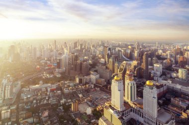 Bangkok, Tayland 'ın Bangkok şehrindeki Baiyok otel odasının penceresinden Bangkok şehrinin sabah görüntüsü.