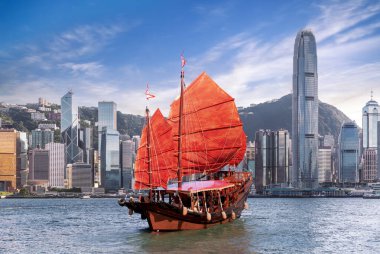 Hong King City 'den Kowloon City' e, Hong Kong 'dan Çin' e turist geçişi için klasik kırmızı yelkenli.