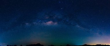 Gökyüzünde yıldız, galaksi ve Samanyolu Panoraması, sanat çalışmaları için yıldızın arka planı