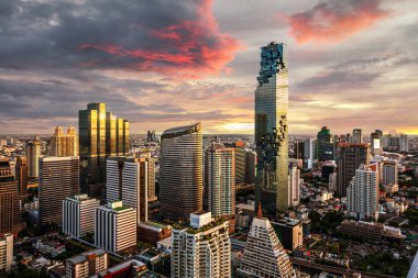 Bangkok 'un en yüksek binası, Bangkok' un en yüksek manzaralı binası. Silom bölgesi, Bangkok, Tayland 'da gün batımı gökyüzü var.