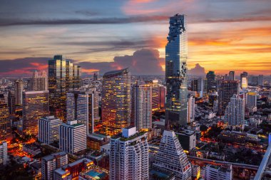 Bangkok 'un en yüksek binası, Bangkok' un en yüksek manzaralı binası. Silom bölgesi, Bangkok, Tayland 'da gün batımı gökyüzü var.
