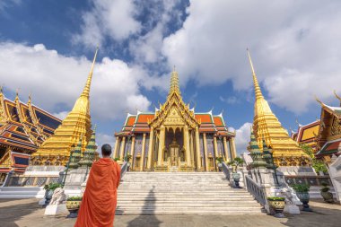 Asya, Pagoda ve Wat phra kaew 'daki en iyi seyahat yerleri ve Tayland' ın Bangkok şehrinde gündüz vakti mavi gökyüzü olan büyük saray.