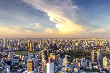 Tayland 'ın Bangkok şehrinin hava manzarası çatıdaki bardan lumpini bölgesinde günbatımı gökyüzü