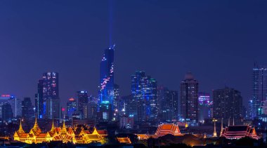 Bangkok 'ta büyük bir saray ve Wat phra kaew. Tayland' daki binanın çatısından gün batımı gökyüzü.