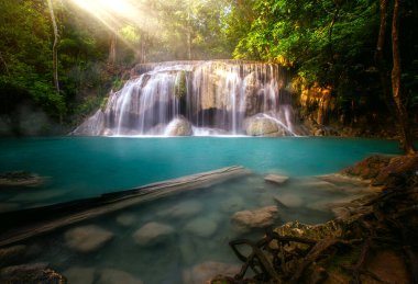 Kanchanaburi 'deki Erivan şelalesinin ikinci katında mavi su ve yeşil ağaç var. Tayland' ın Bangkok yakınlarındaki en iyi seyahat noktası.