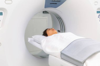 Asyalı kadın hasta bilgisayarlı tomografi makinesiyle vücudunu kontrol et, tomografi cihazı, hastanede sağlık kontrolü için tomografi cihazı.