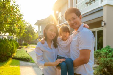Asyalı aile, annesi ve kızıyla birlikte Bangkok, Tayland 'daki ana köyünde oyun oynuyor.