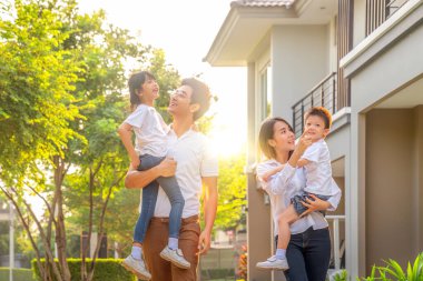 Asyalı aile, annesi ve kızıyla birlikte Bangkok, Tayland 'daki ana köyünde yürüyüş yapıyor.