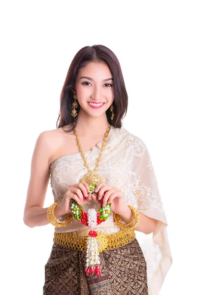 孤立した白い背景を持つ古代タイのドレスの笑顔のアジアの旅行者は タイの旅行やバンコクの都市の芸術作品にこのイメージを使用することができます — ストック写真