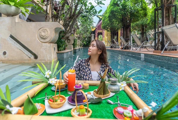 Asijské Dívka Relaxovat Bazénu Hotelu Jíst Tácem Floting Phuket Thajsko — Stock fotografie