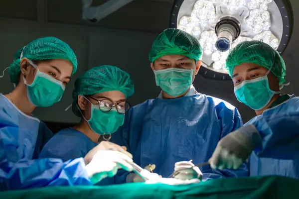 Ασιάτισσα Ασθενής Και Χειρουργική Ομάδα Χειρουργείο Γιατρός Και Επαγγελματίας Χειρουργός — Φωτογραφία Αρχείου